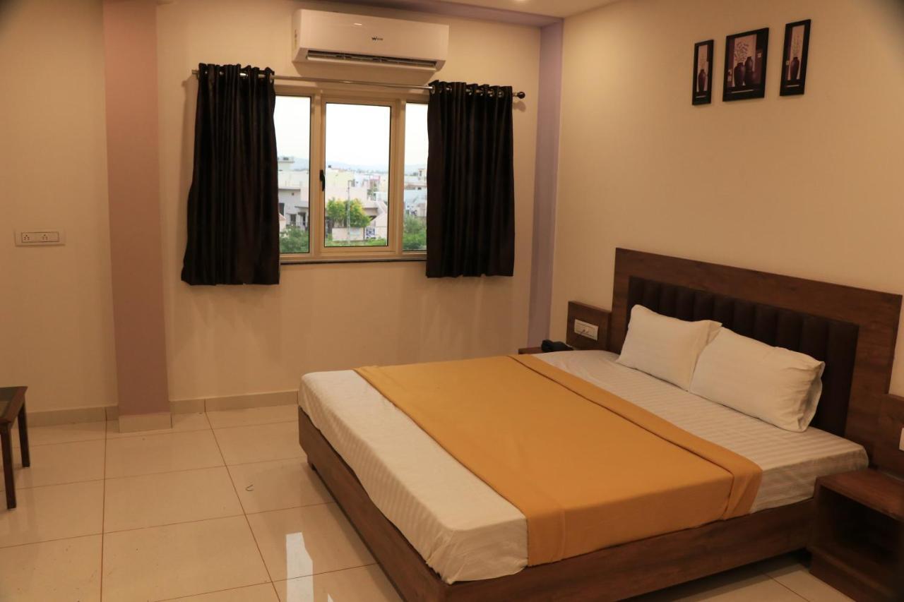 Hotel Viraj Residency Bhuj Extérieur photo